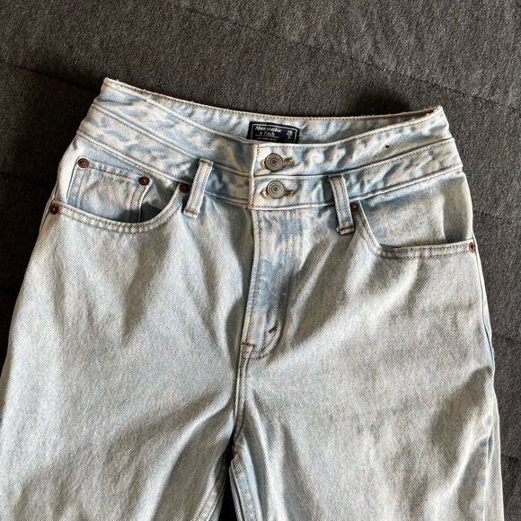 Abercrombie Light Wash  Mom Jeans - Picture 3 of 5